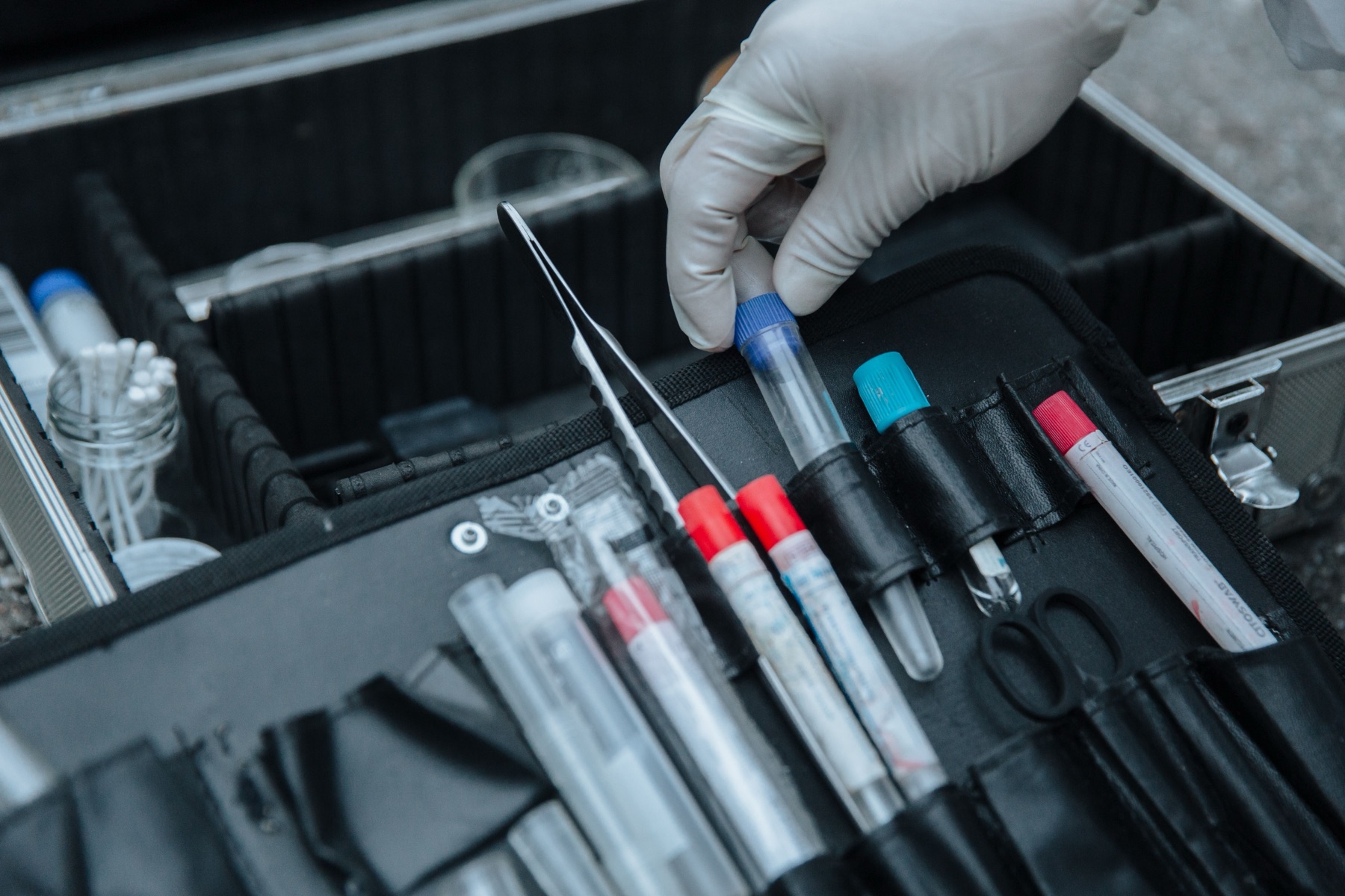 Environmental field sampling kit with labelled sample tubes and protective gloves